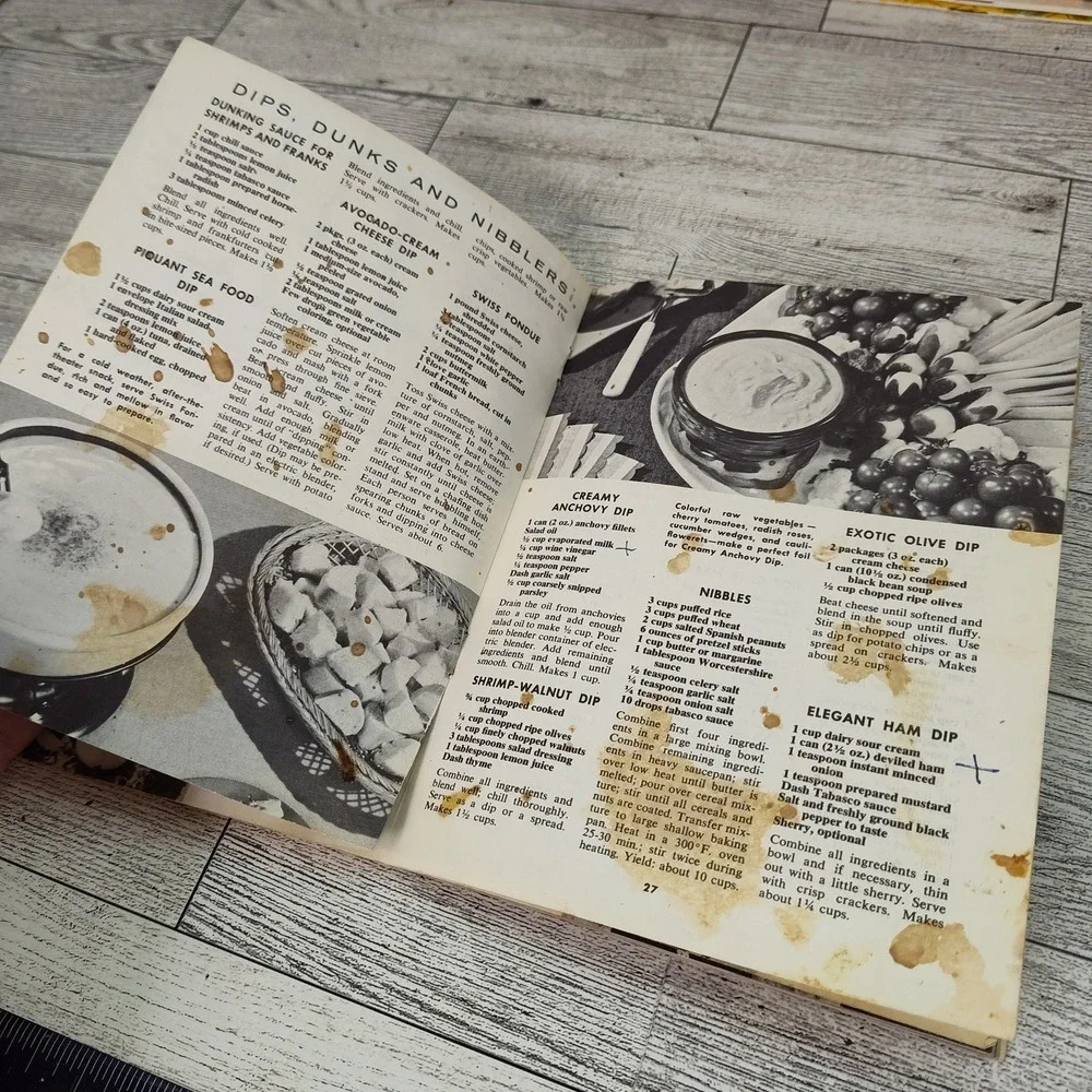 250 Tasty Snack Ideas for Entertaining Cookbook Booklet 1970 Vtg‎ Culinary Arts